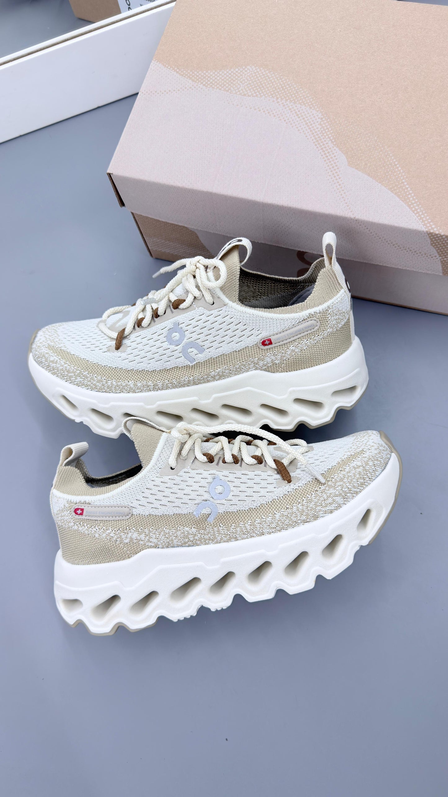 TENIS ON CLOUD SURFER BEGE CABEDAL KNIT