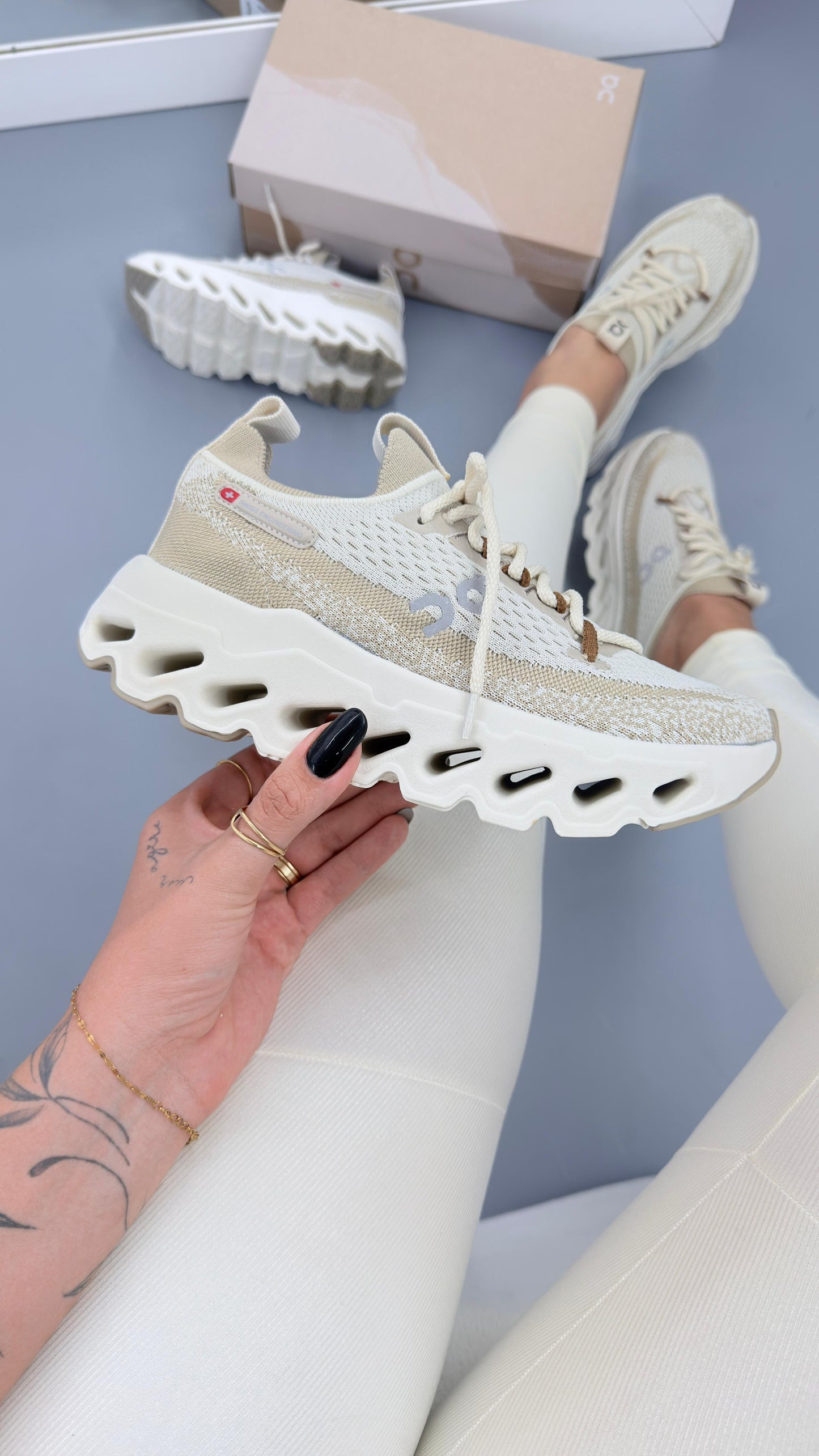 TENIS ON CLOUD SURFER BEGE CABEDAL KNIT