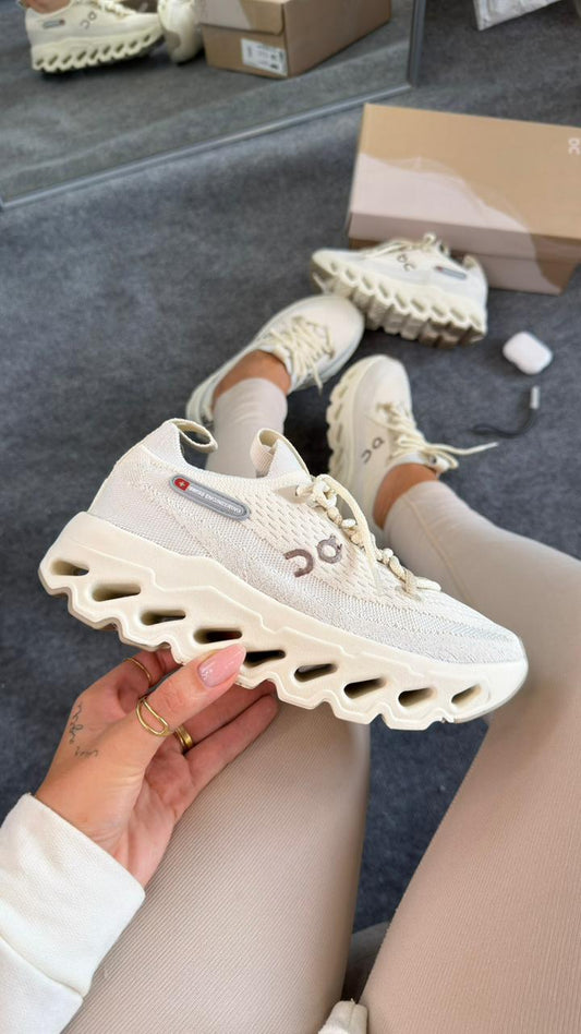 On cloud knit off white