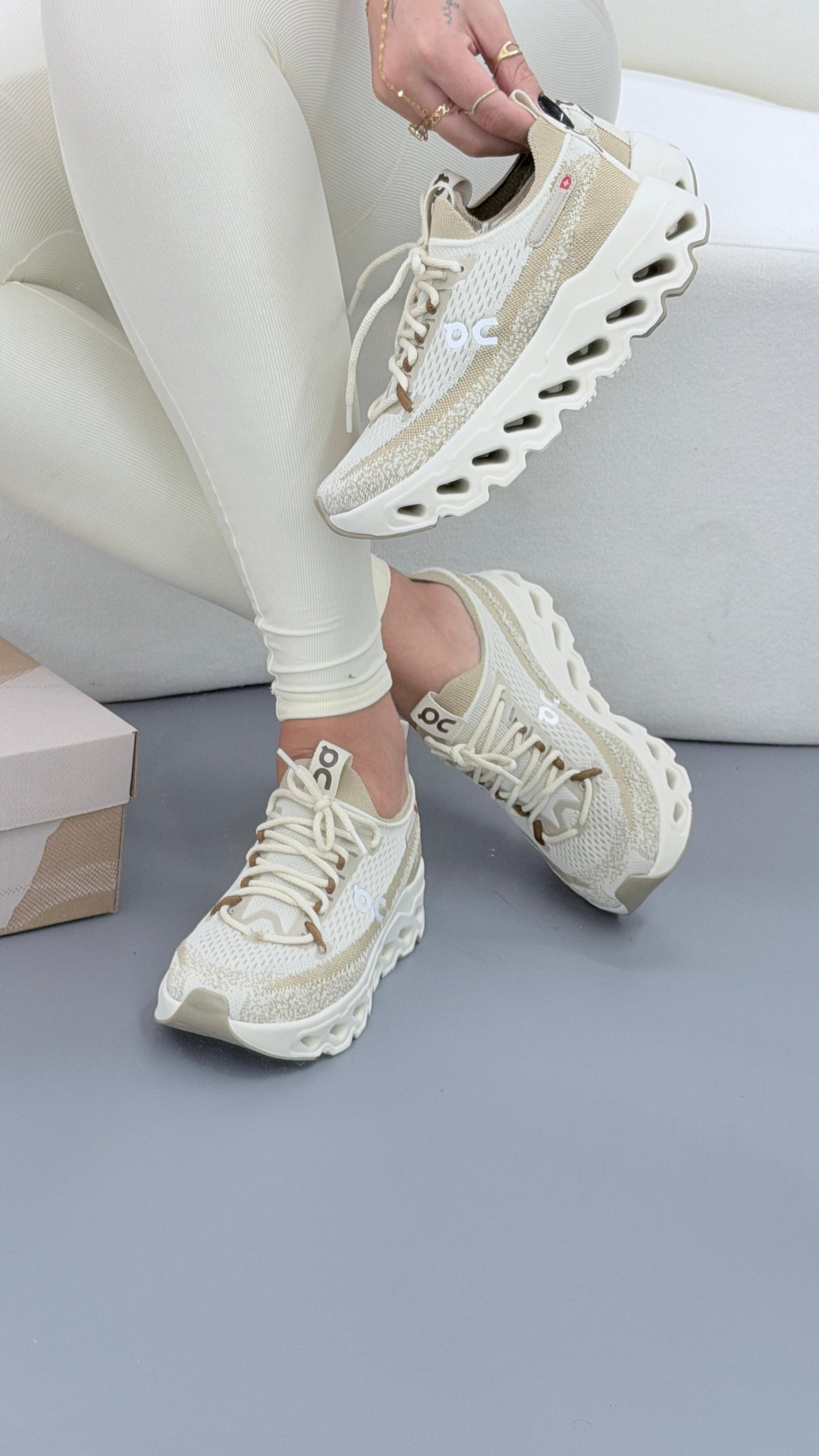 TENIS ON CLOUD SURFER BEGE CABEDAL KNIT